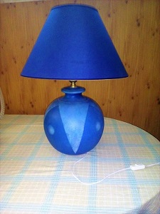 Lampada blu da tavola